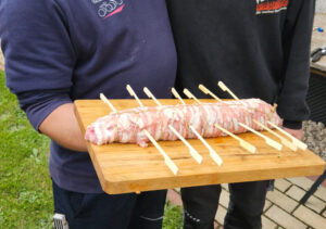 So kann man sie nicht grillen, die Spieße müssen wieder raus!